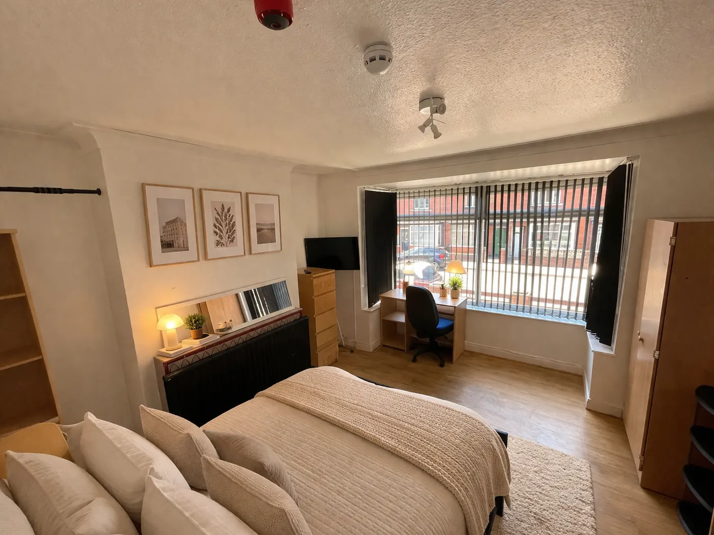 6-bed House on Mayville Road — image 4
